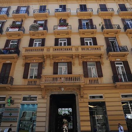 B&B Residenza Via Dei Mille เนเปิลส์ ภายนอก รูปภาพ
