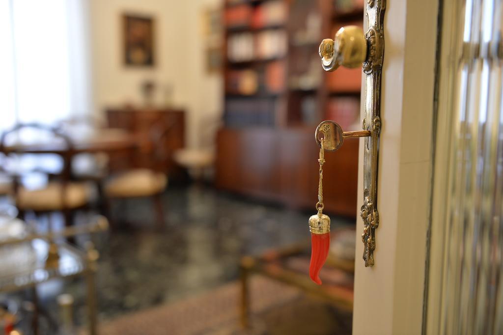 B&B Residenza Via Dei Mille เนเปิลส์ ภายนอก รูปภาพ