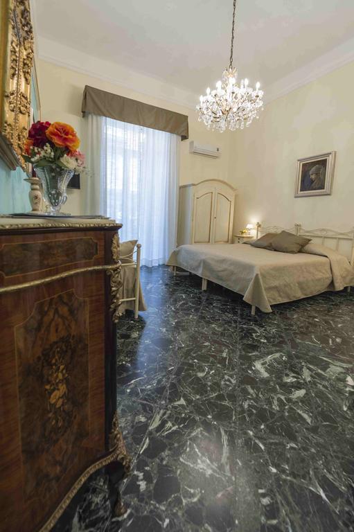 B&B Residenza Via Dei Mille เนเปิลส์ ภายนอก รูปภาพ
