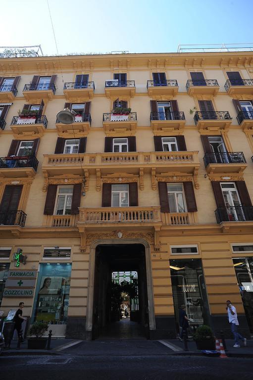 B&B Residenza Via Dei Mille เนเปิลส์ ภายนอก รูปภาพ